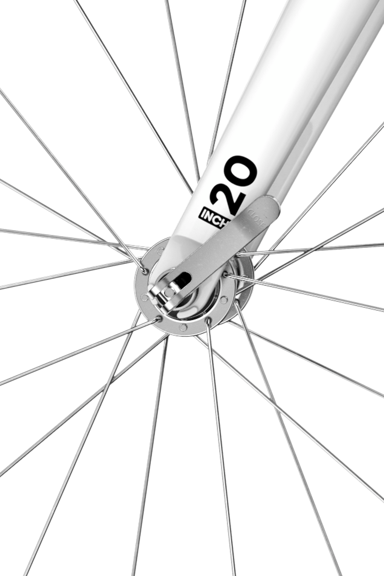 Detailed view of the quick-release skewer for the front wheel on the woom GO 4 children's bike with 20″ wheels