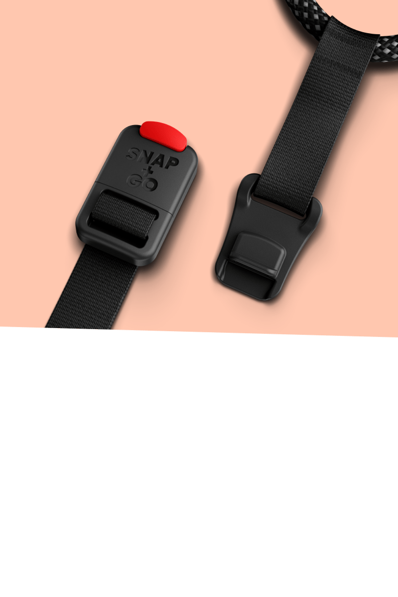 Close-up of the open woom READY magnetic buckle with the text "SNAP & GO".
