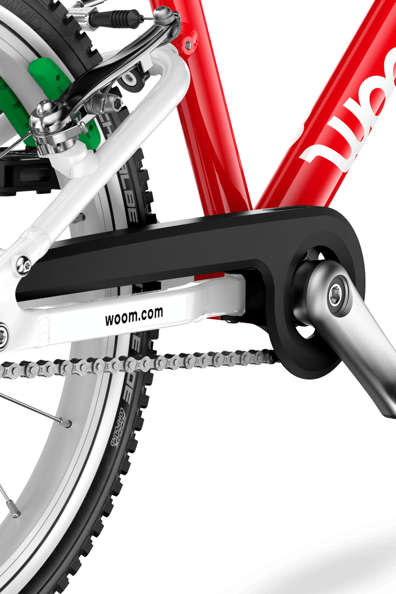 Detailed view of the one-winged chainguard on the woom GO 3 children's bike