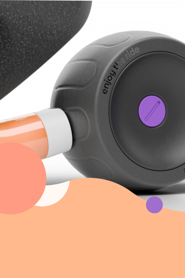 Detaljbild av bakhjulet på balanscykeln woom WOW med färgkontrasterande nav och texten ”enjoy the ride” på däcket