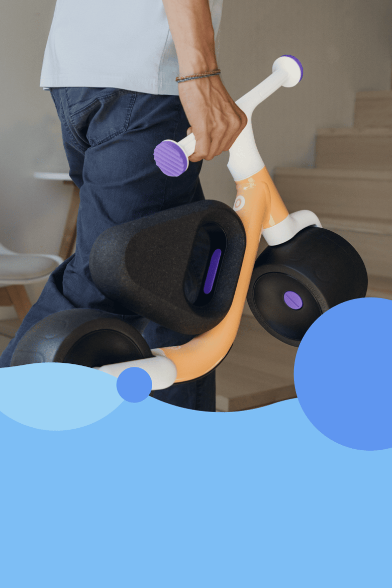 En man bär woom WOW uppför trappan tack vare den praktiska bärfunktionen