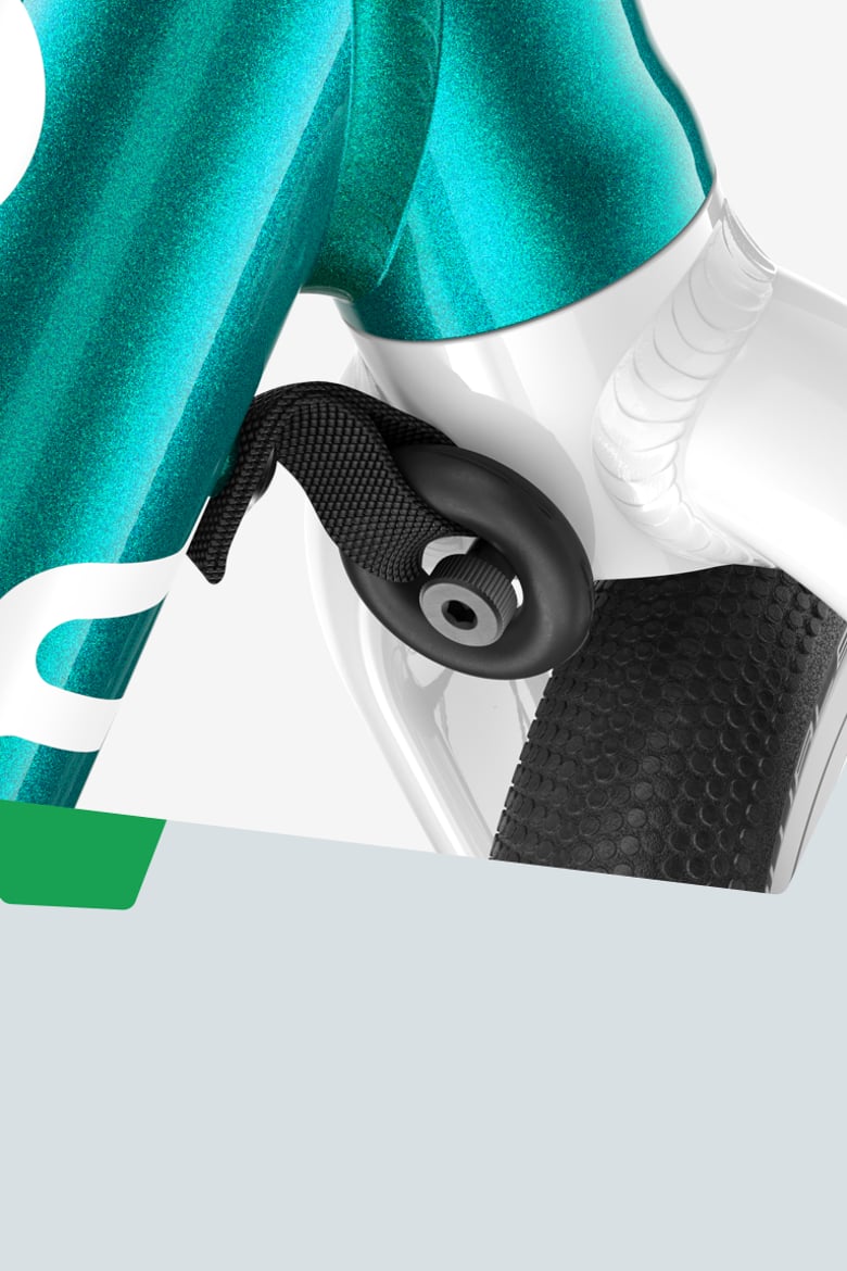 Detaljbild av styrutslagsbegränsaren på en turkosfärgad woom GO-balanscykel