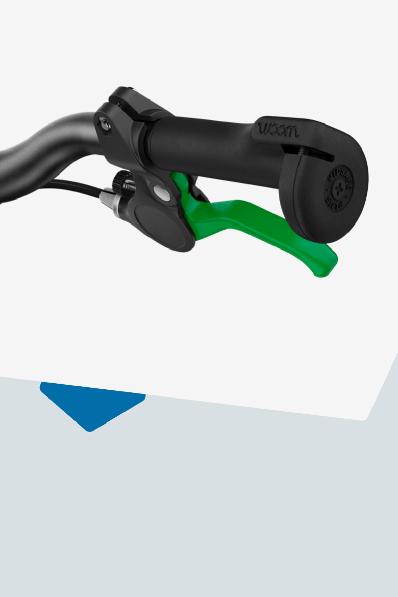 Detailansicht des schützenden Lenkergriffs mit extra großem Ende und grünem Bremshebel an den woom GO Fahrrädern