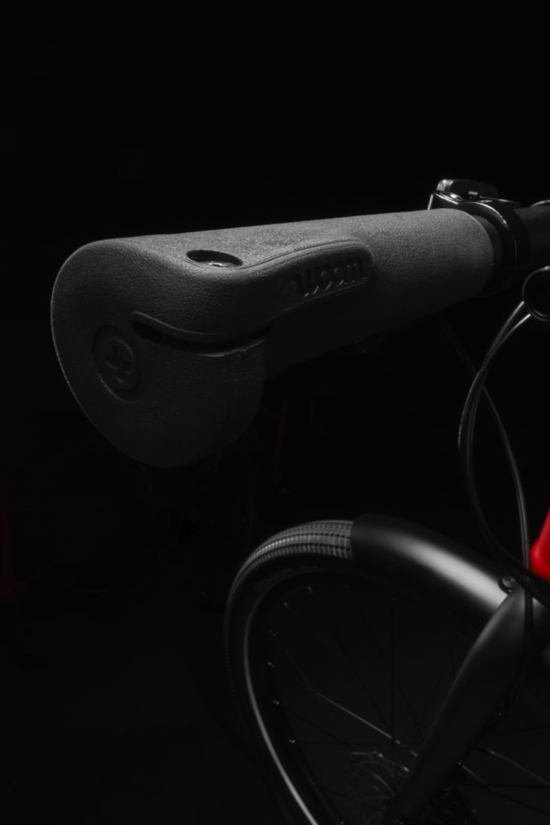 Gros plan sur la poignée gauche noire ergonomique du vélo pour enfants woom EXPLORE.