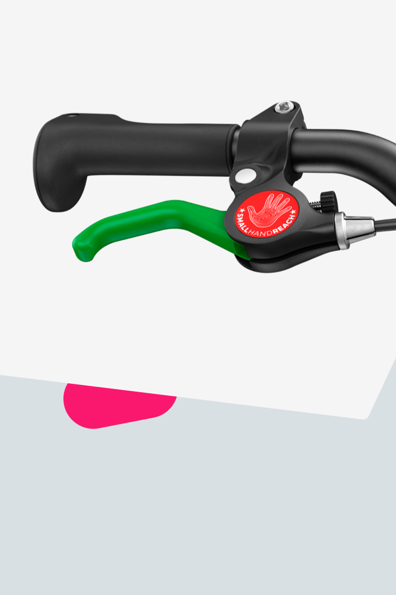 Detaljbild av den gröna bromsspaken till bakhjulsbromsen på woom GO-balanscykeln