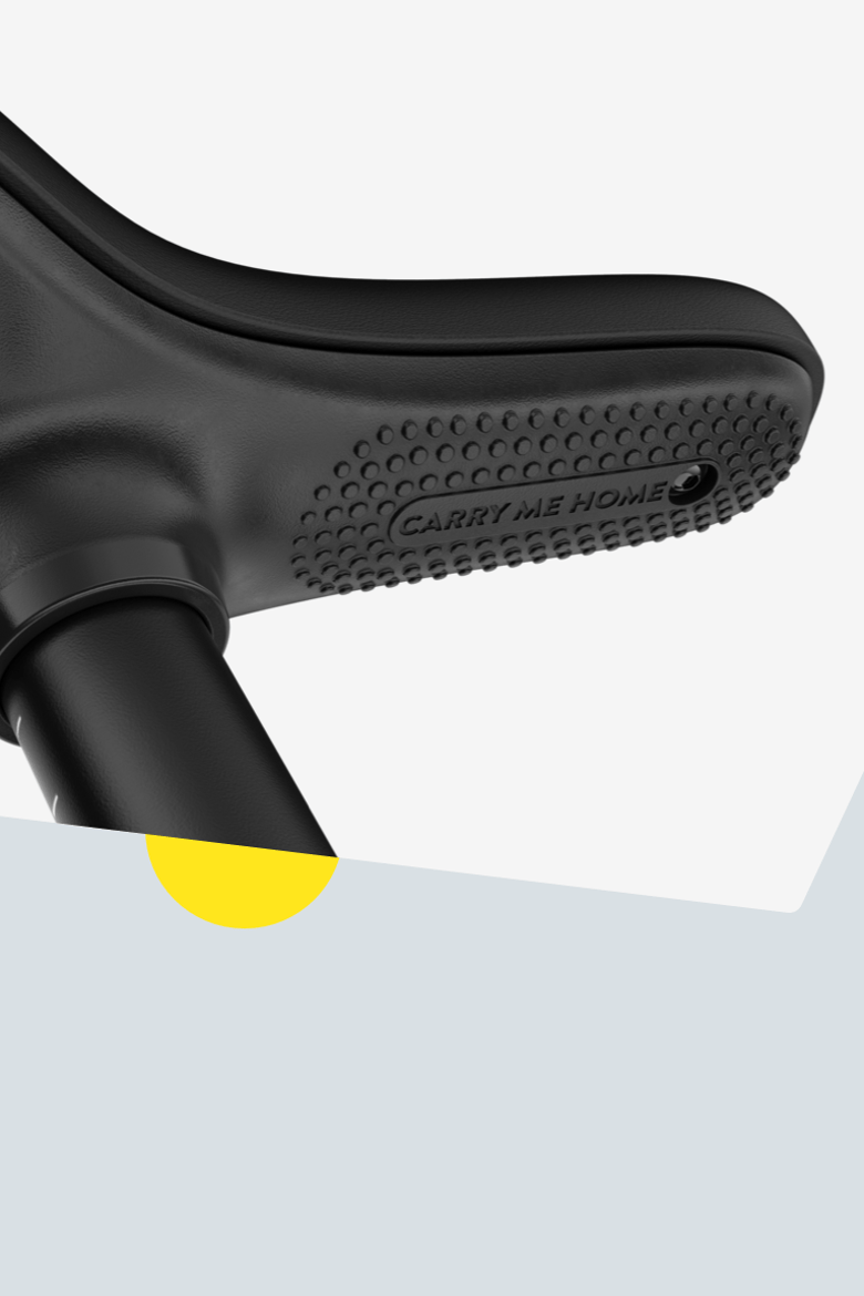 Detaljbild av den texturerade undersidan på den svarta sadeln till woom GO-balanscykeln