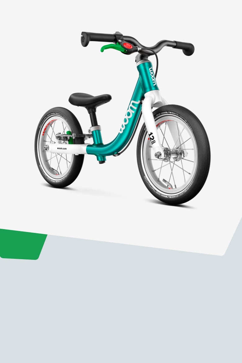 Bild snett framifrån av 12 tums balanscykeln woom GO 1 i turkos för barn från ca 1,5 år