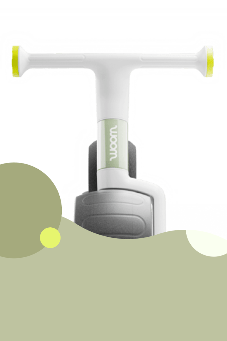 Bild framifrån av en grön woom WOW med styre och självbalanserande däck