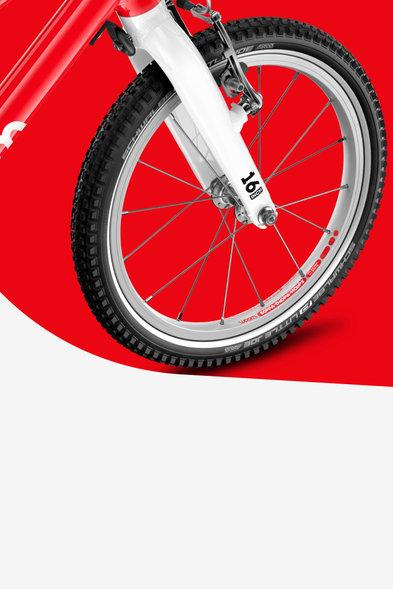 Detail van het voorwiel van 16" op de woom GO 3 kinderfiets.