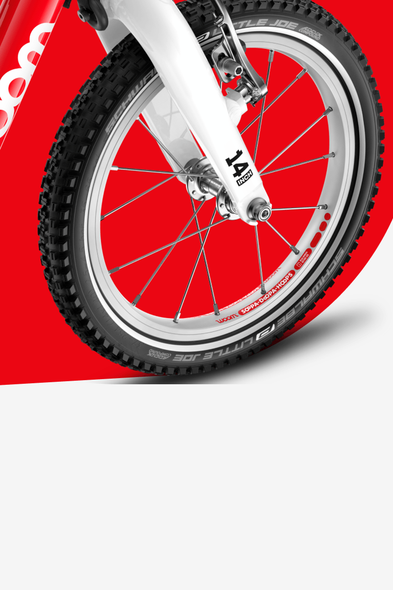 Detailansicht des vorderen 14-Zoll-Rads am woom GO 2 Kinderfahrrad.