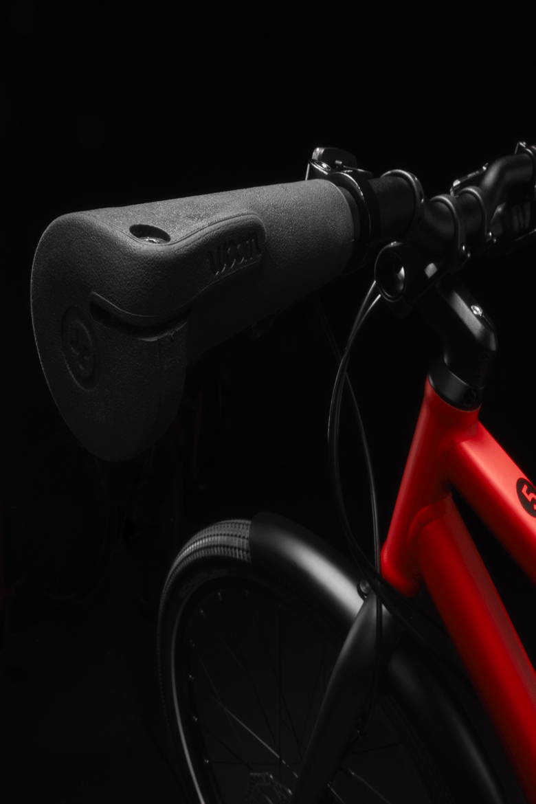 Zoom sur la poignée gauche ergonomique noire du vélo enfant woom EXPLORE.