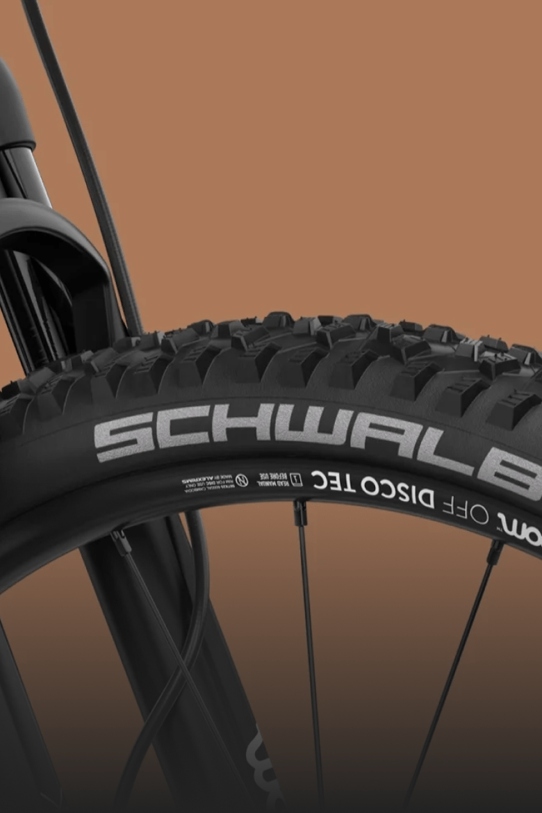 Zoom sur le pneu VTT Schwalbe à crampons sur un woom OFF AIR.