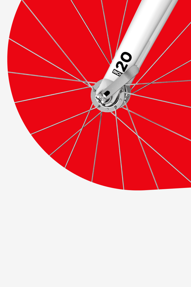 Detail van de snelspanner voor het voorwiel op de woom GO 4 met 20" wielen.