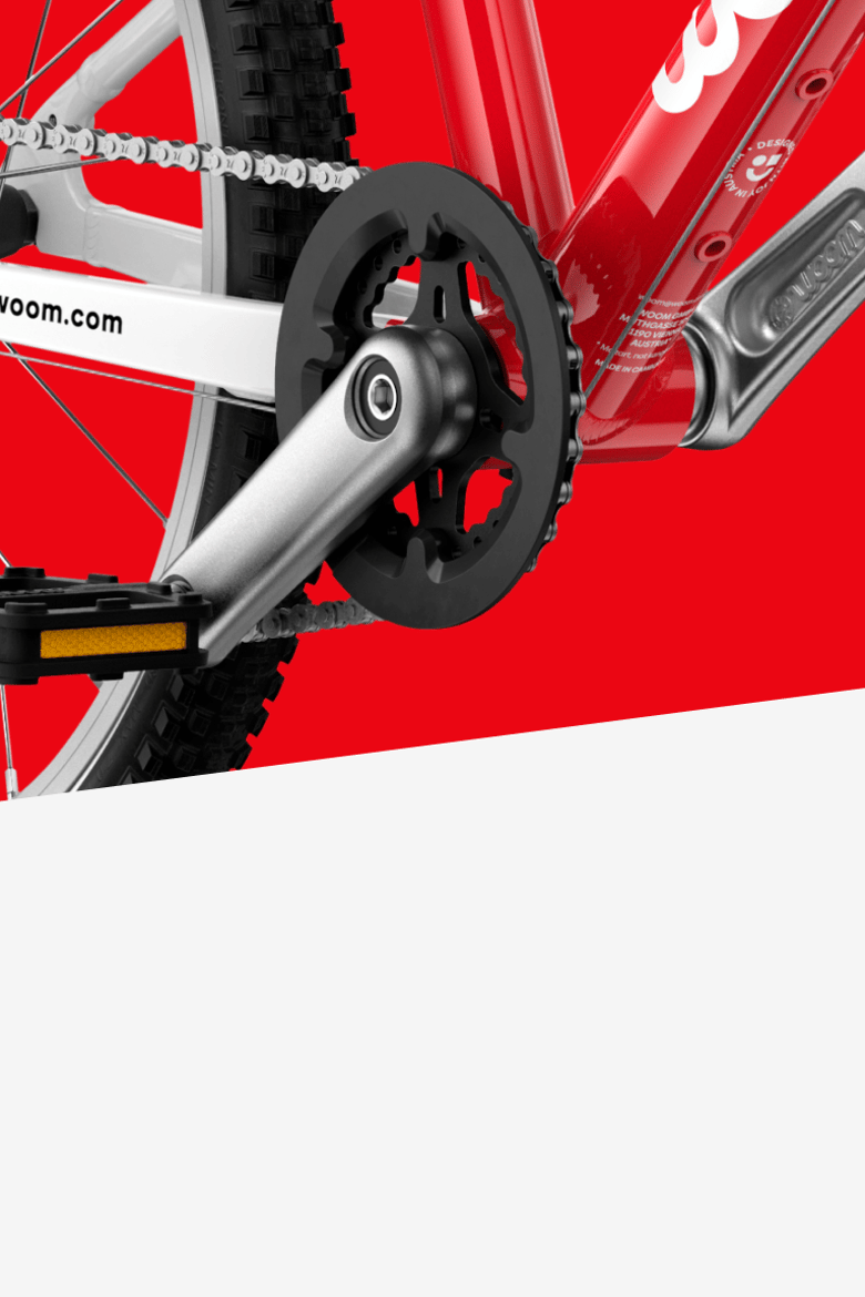 Detail van de cranks en pedalen op de woom GO 4 kinderfiets.