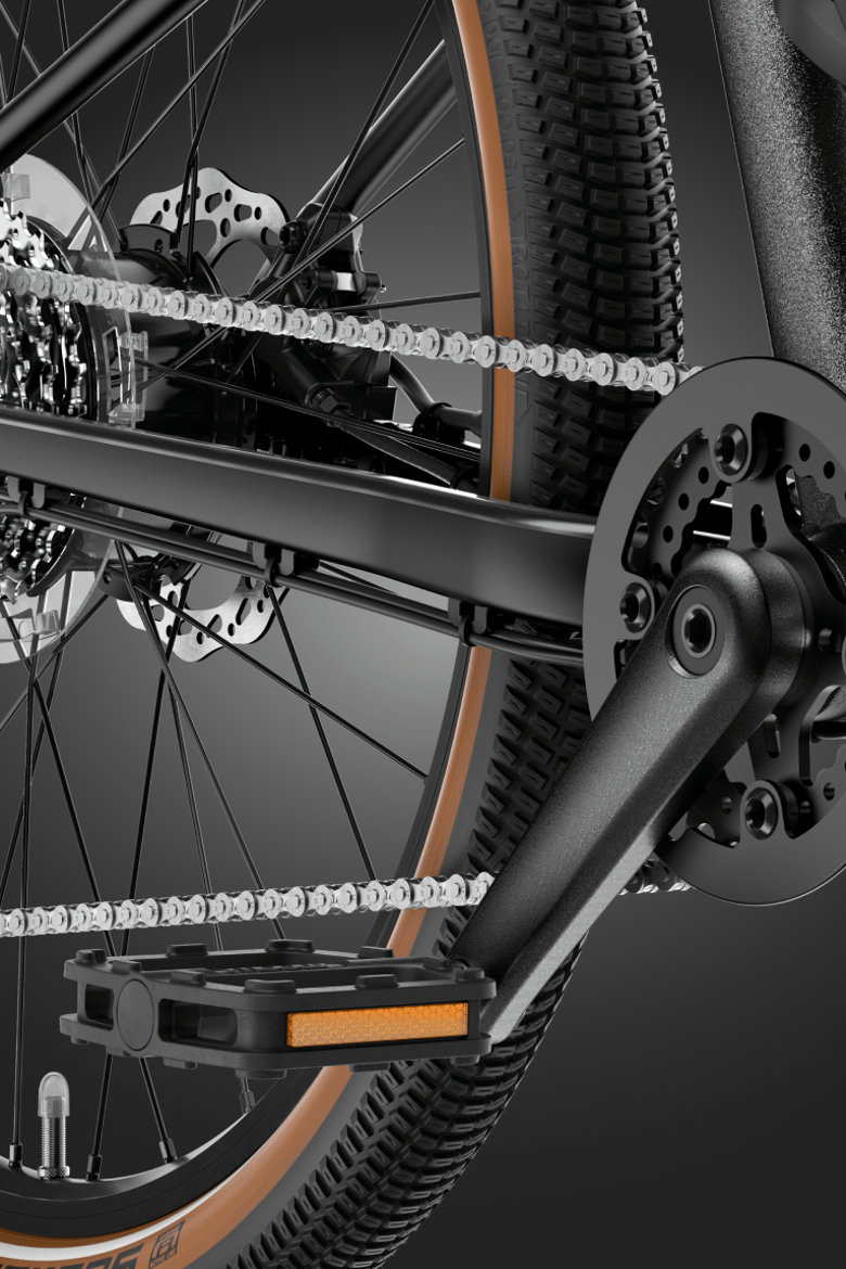 Detail des woom explore e mit kindgerechter Tretunterstützung: Pedal, Kette und Reifen im Fokus.