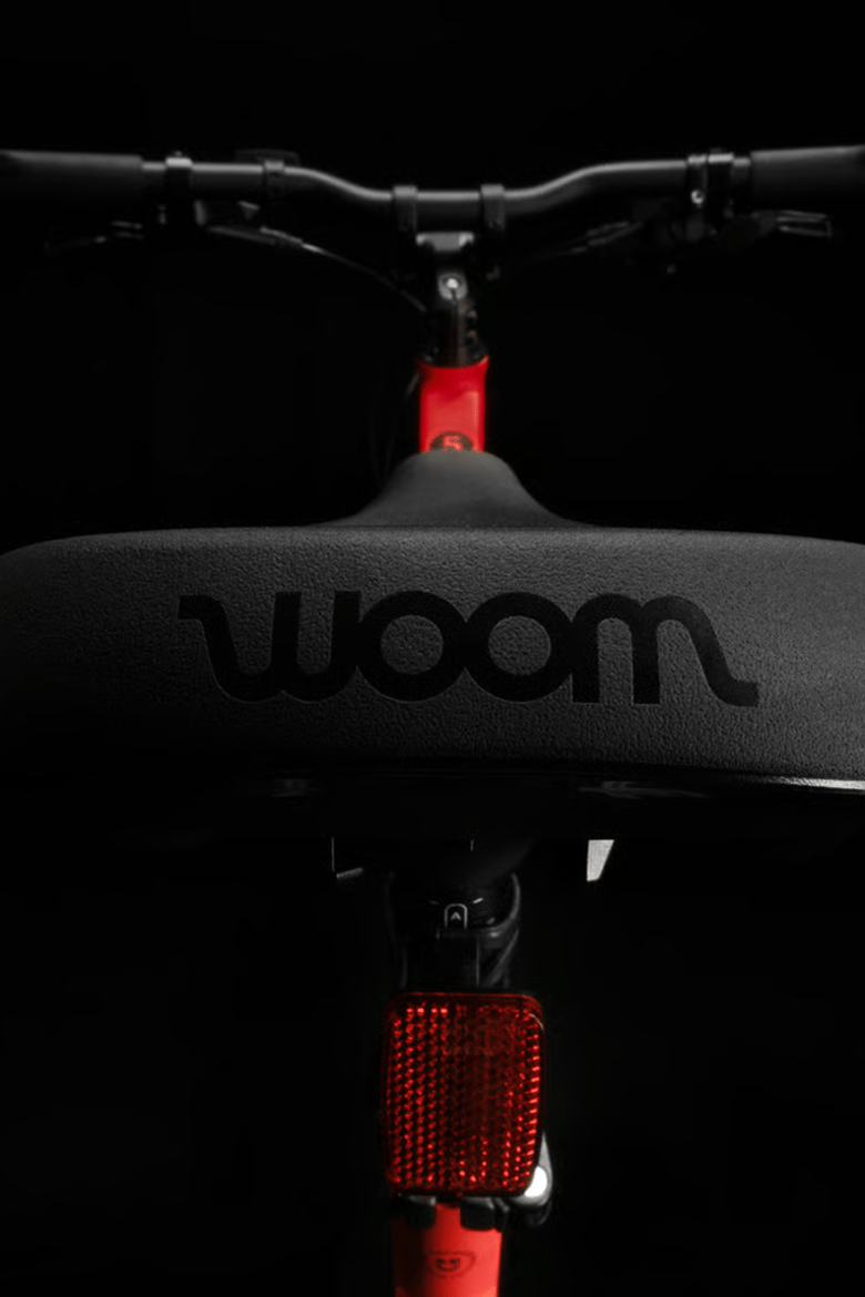 Selle noire avec logo woom gravé à l'arrière sur un vélo enfant woom EXPLORE.