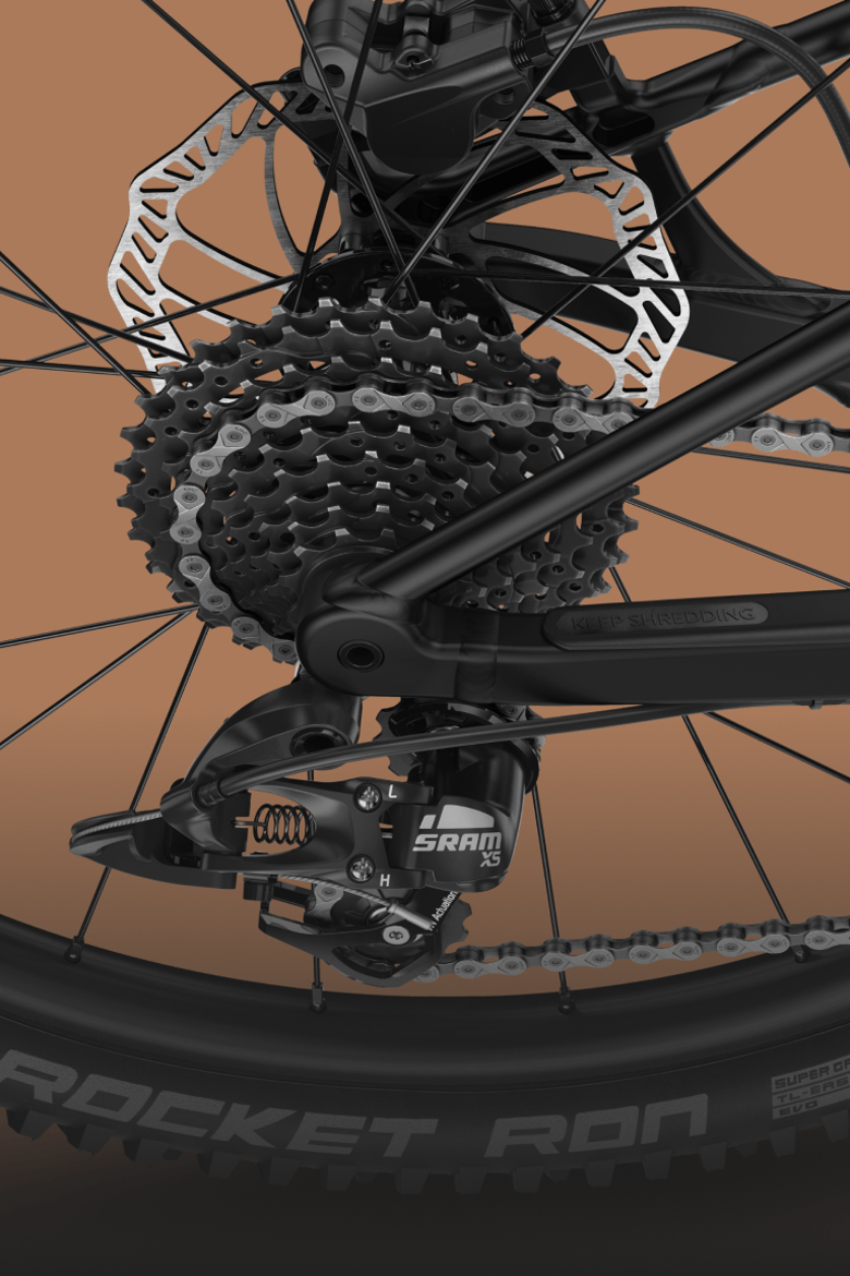 Detailed view of the drivetrain on the woom OFF AIR kids' mountain bike consisting of the chain, chainring and cassette