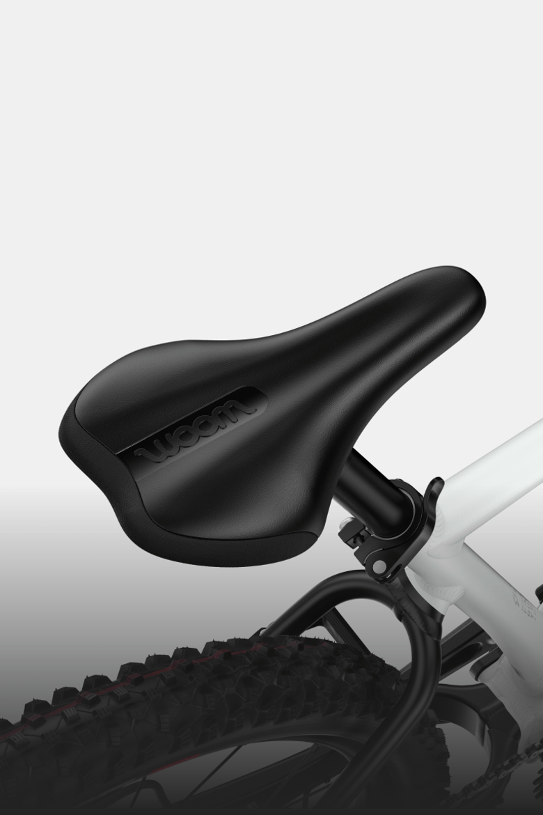 Close-up of the black saddle and white frame with shimmering woom logo in cirrus cloud.