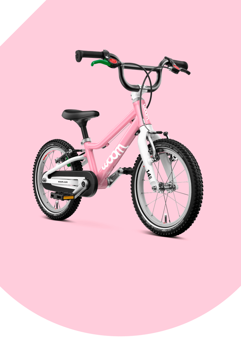 Vue de trois-quarts du vélo woom GO 3 de 16 pouces en powder pink pour les enfants de 4 à 6 ans