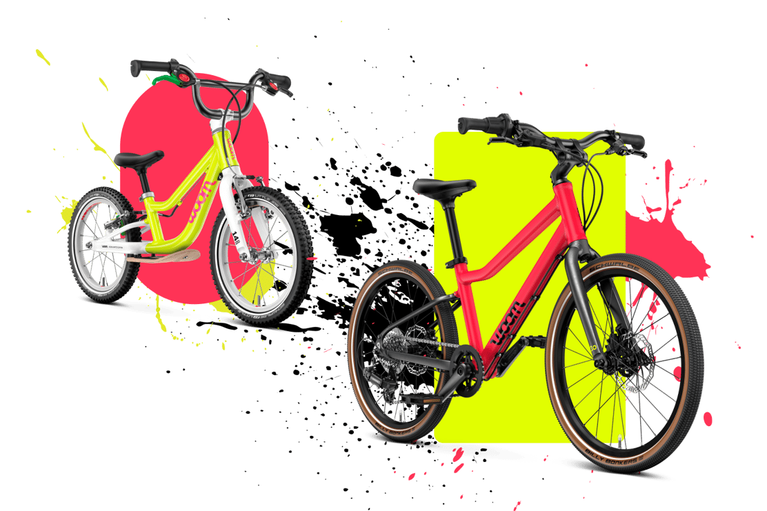 Das woom GO Fahrrad in neon lime und das woom EXPLORE Fahrrad in neon pink vor einem Hintergrund mit Spritzgrafik.