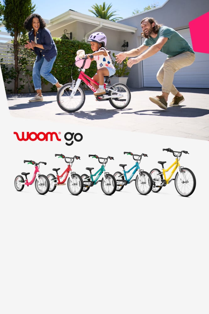 Vänster: bild snett framifrån av woom GO i 5 storlekar och 5 färger, höger: flicka med READY-hjälm på cykeln woom GO 2