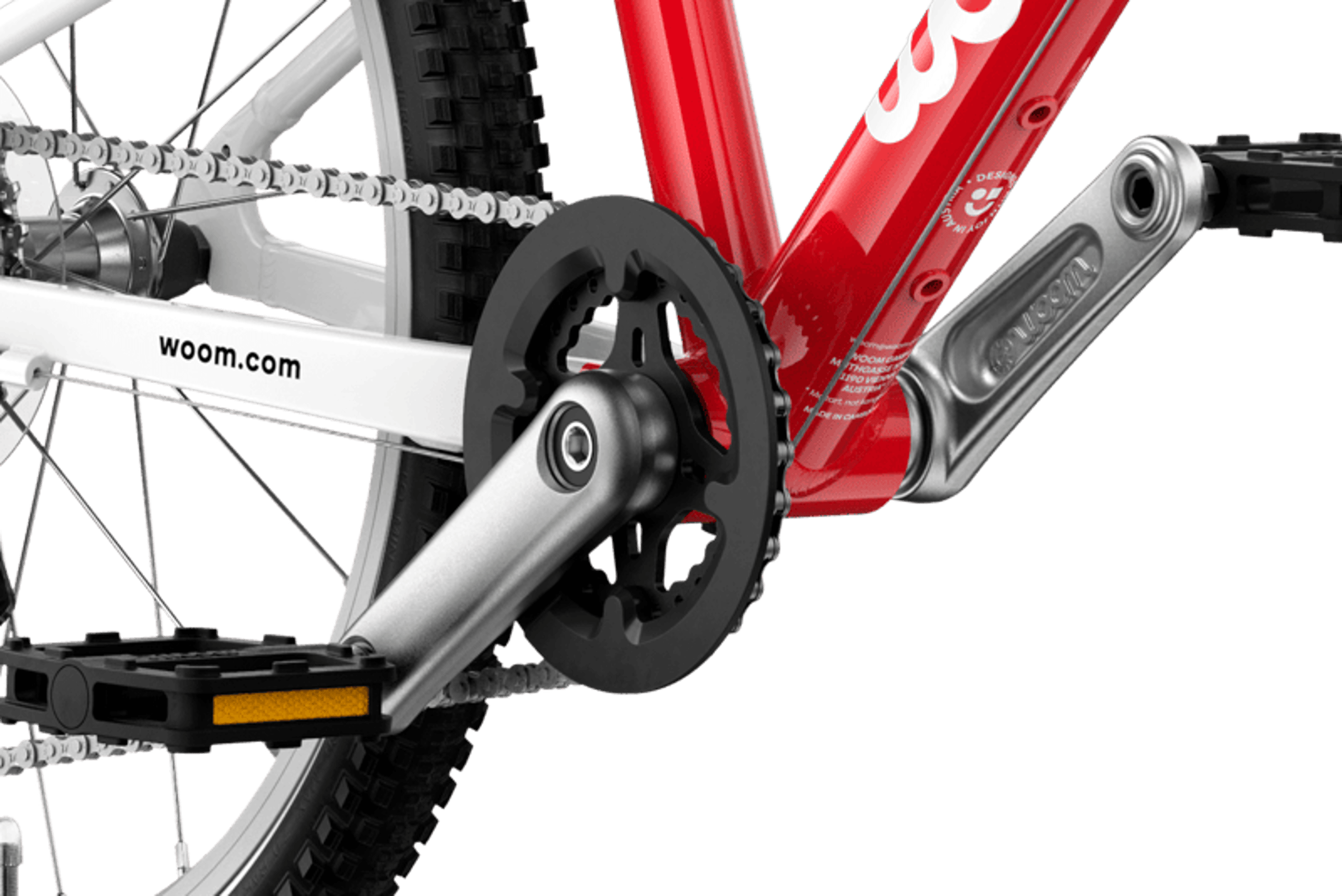 Detailaanzicht van de crank en pedalen van de woom GO 4-kinderfiets