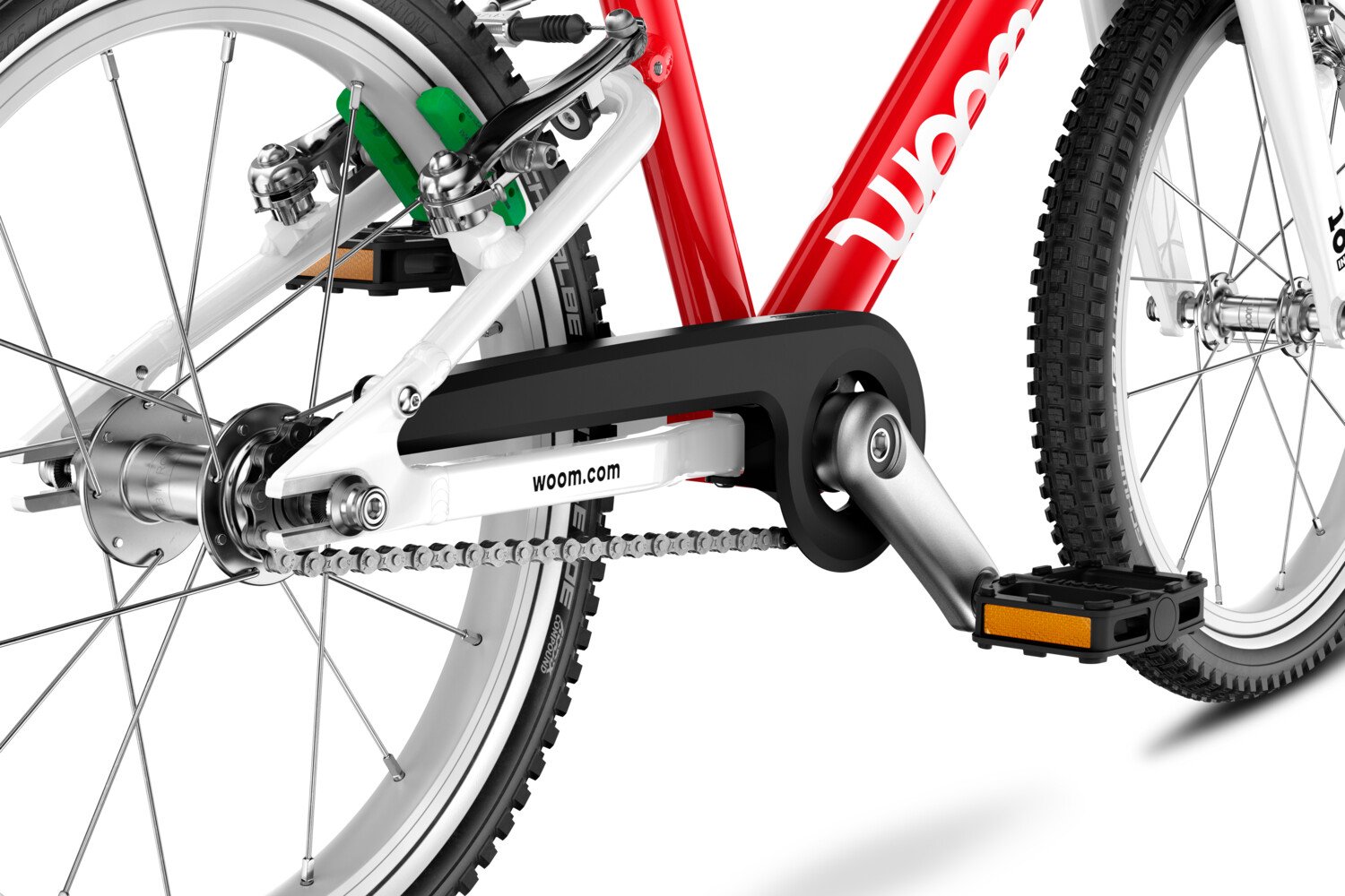 Detailed view of the one-winged chainguard on the woom GO 3 AUTOMAGIC children's bike