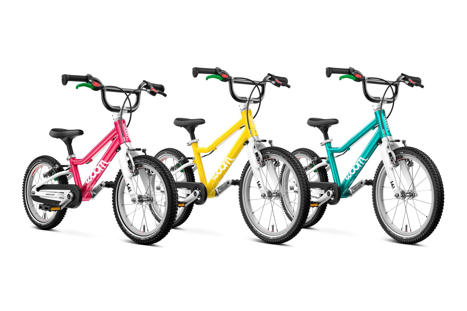 Vue latérale de l’avant des vélos enfant woom GO 2, 3 et 3 AUTOMAGIC de couleur woom red.