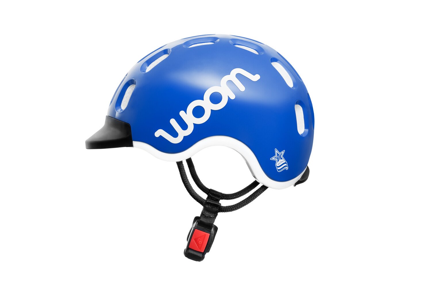 Blå børnecykelhjelm fra woom med sort visir og hvidt woom-logo.