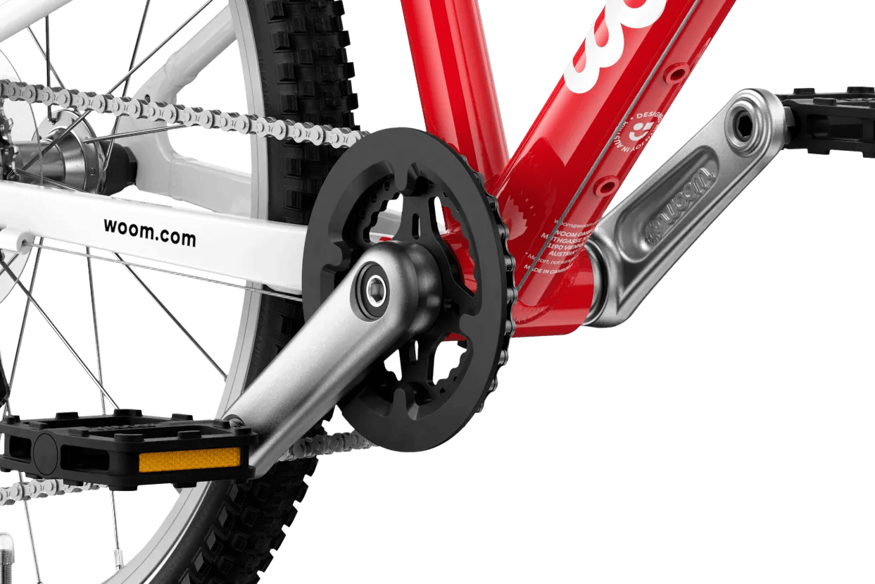 Zoom sur le pédalier et les pédales du vélo enfant woom GO 4