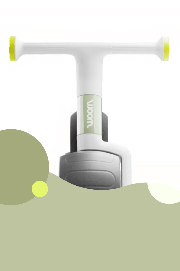Front view of the woom WOW in green with handlebars and self-balancing tires
