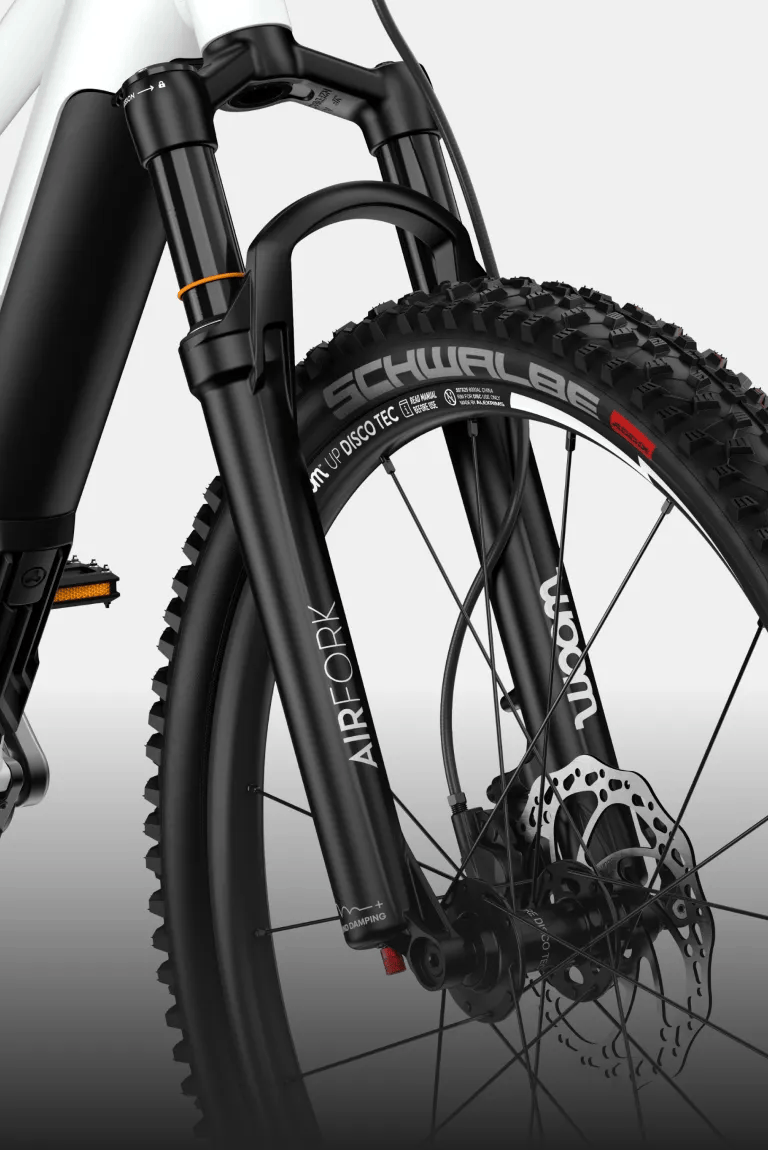 Close-up of the Schwalbe tire with aggressive tread on the woom UP DISCO TEC rim of the cirrus cloud.