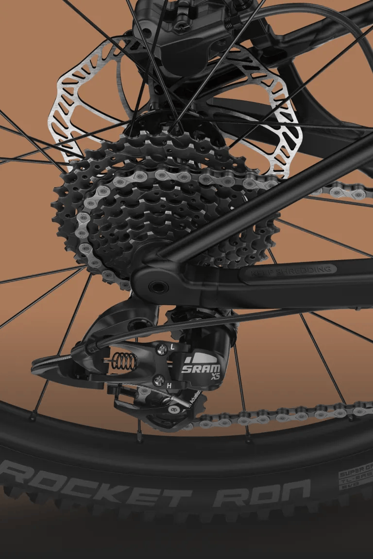 Detailed view of the drivetrain on the woom OFF AIR kids' mountain bike consisting of the chain, chainring and cassette