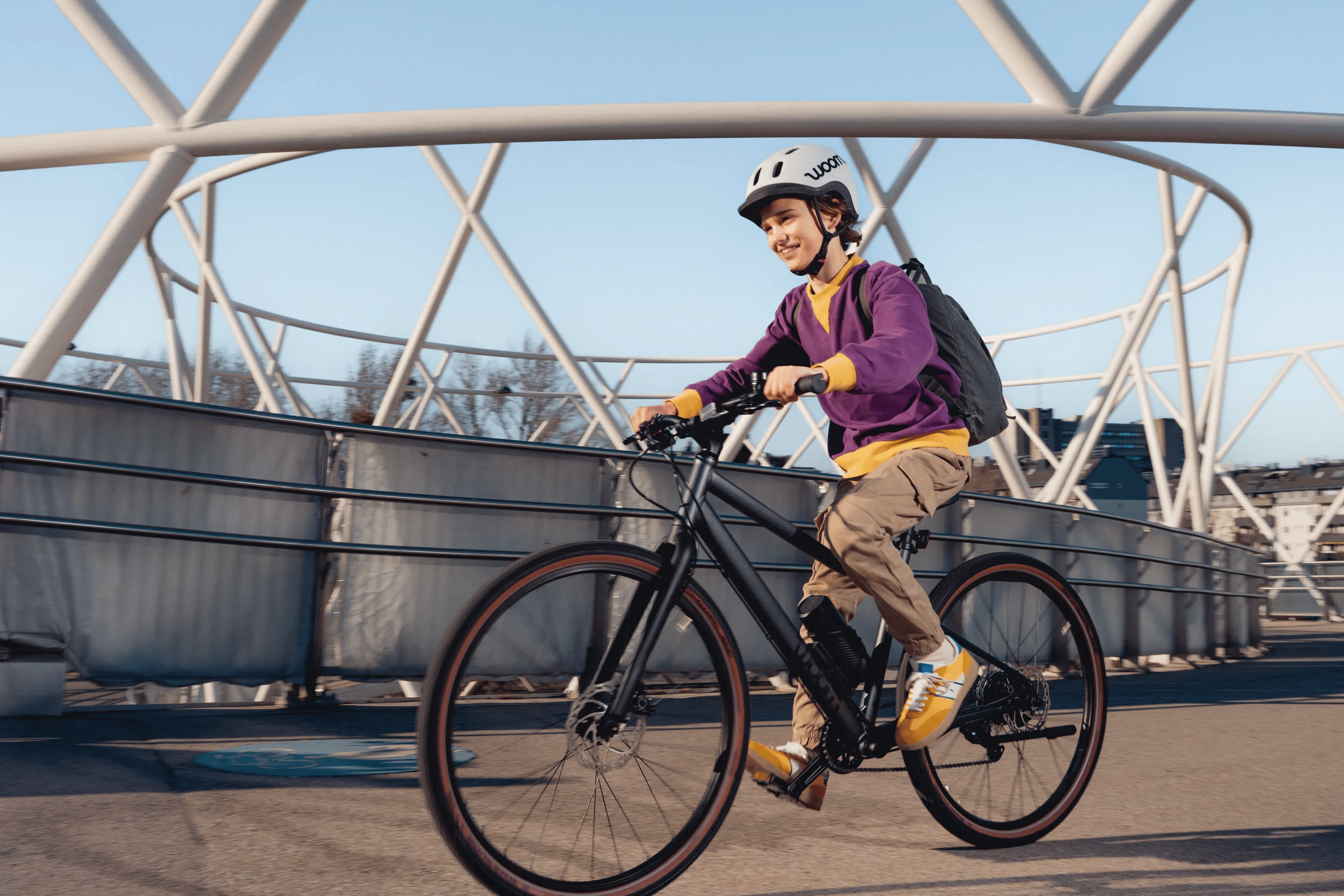 Ein Junge fährt mit dem woom EXPLORE e E-Bike.