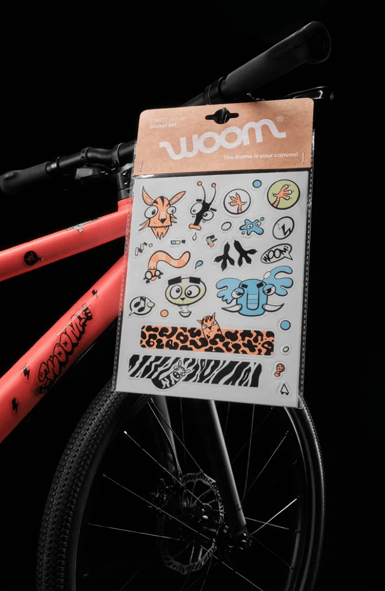 Detailansicht des woom Street Safari Sticker Sets, das an einem Lenker hängt.