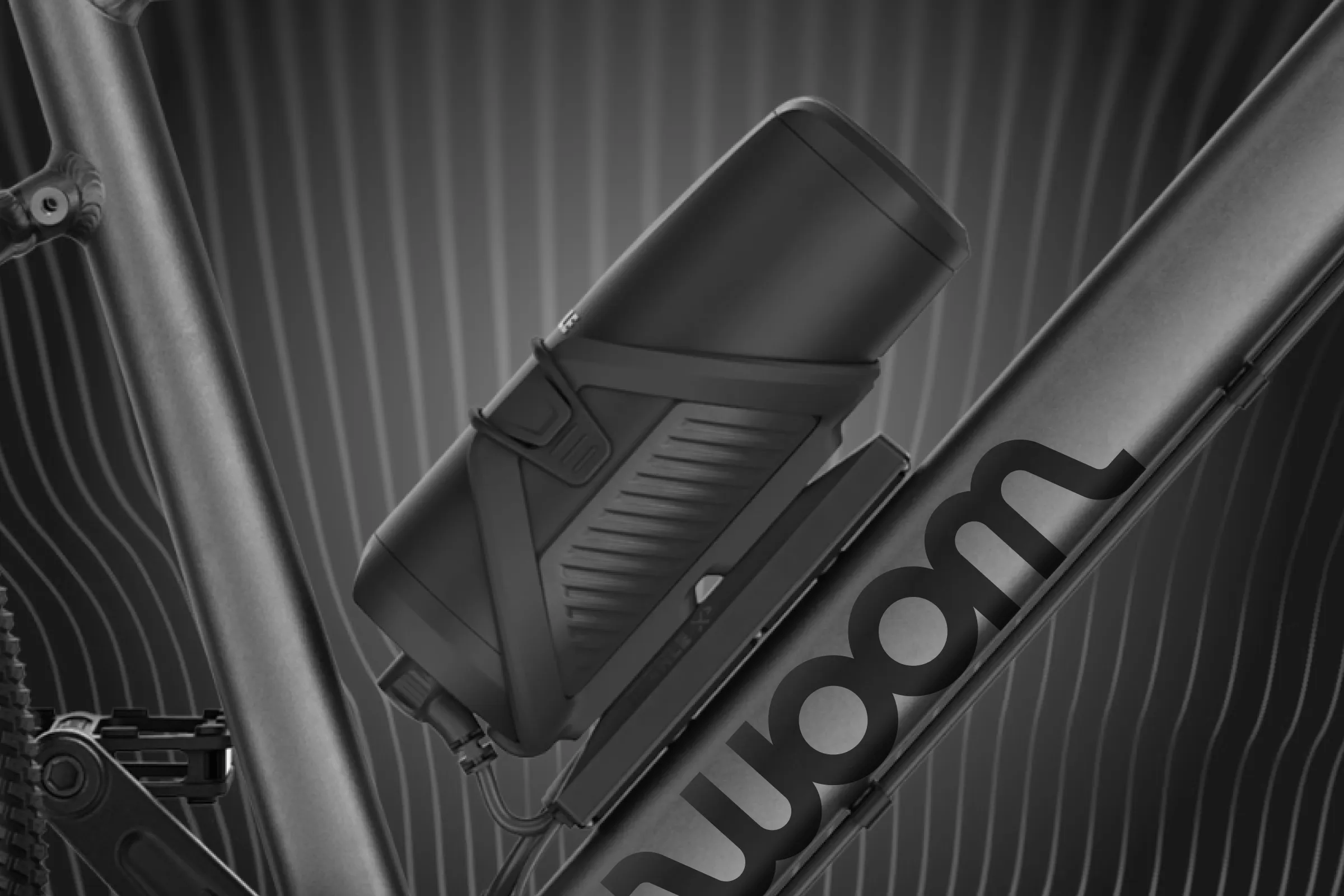 Gros plan sur la batterie noire installée sur le cadre du vélo électrique woom EXPLORE e.