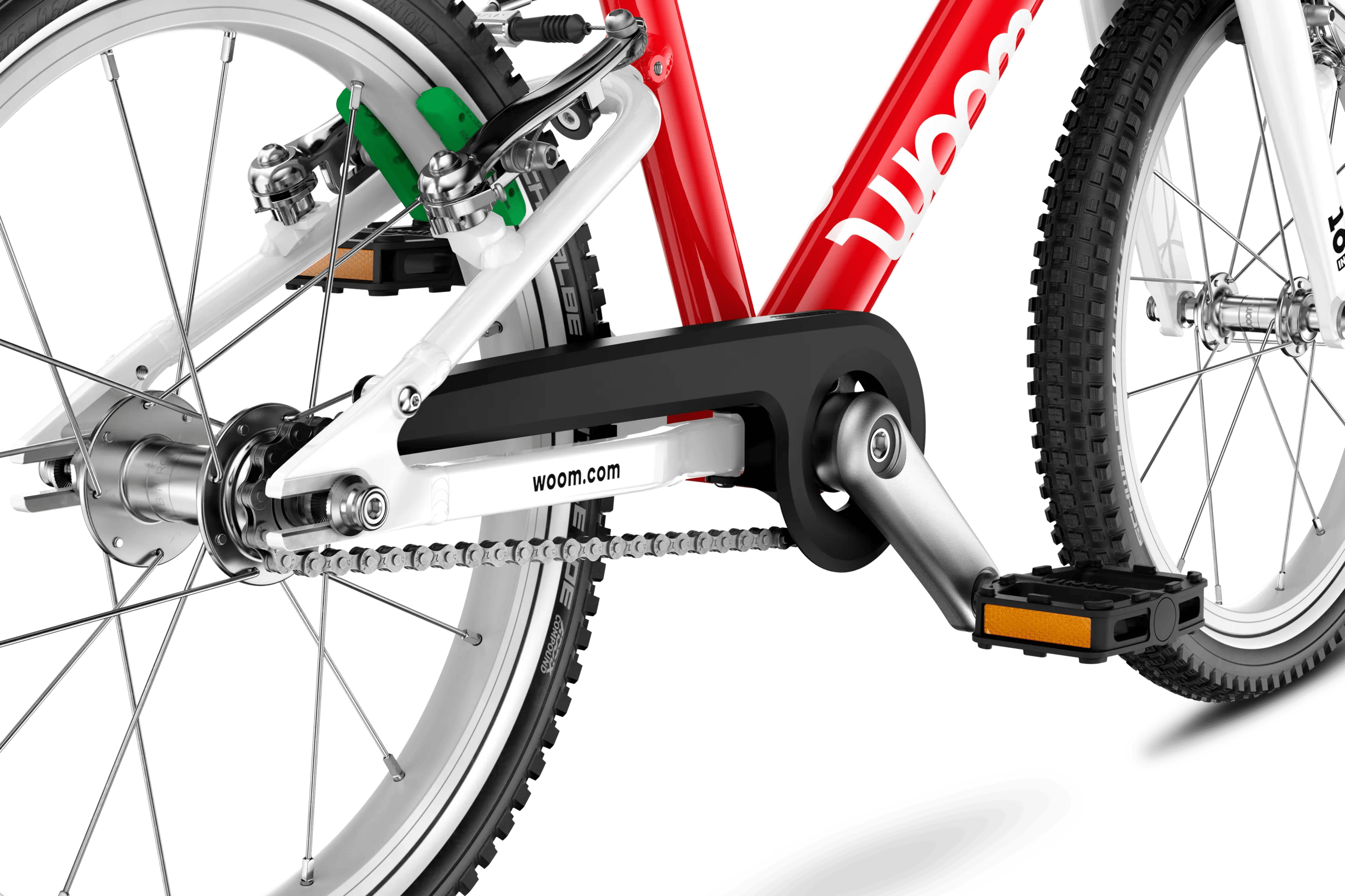 Detaljerad vy av det enkla kedjeskyddet med en vinge på barncykeln woom GO 3