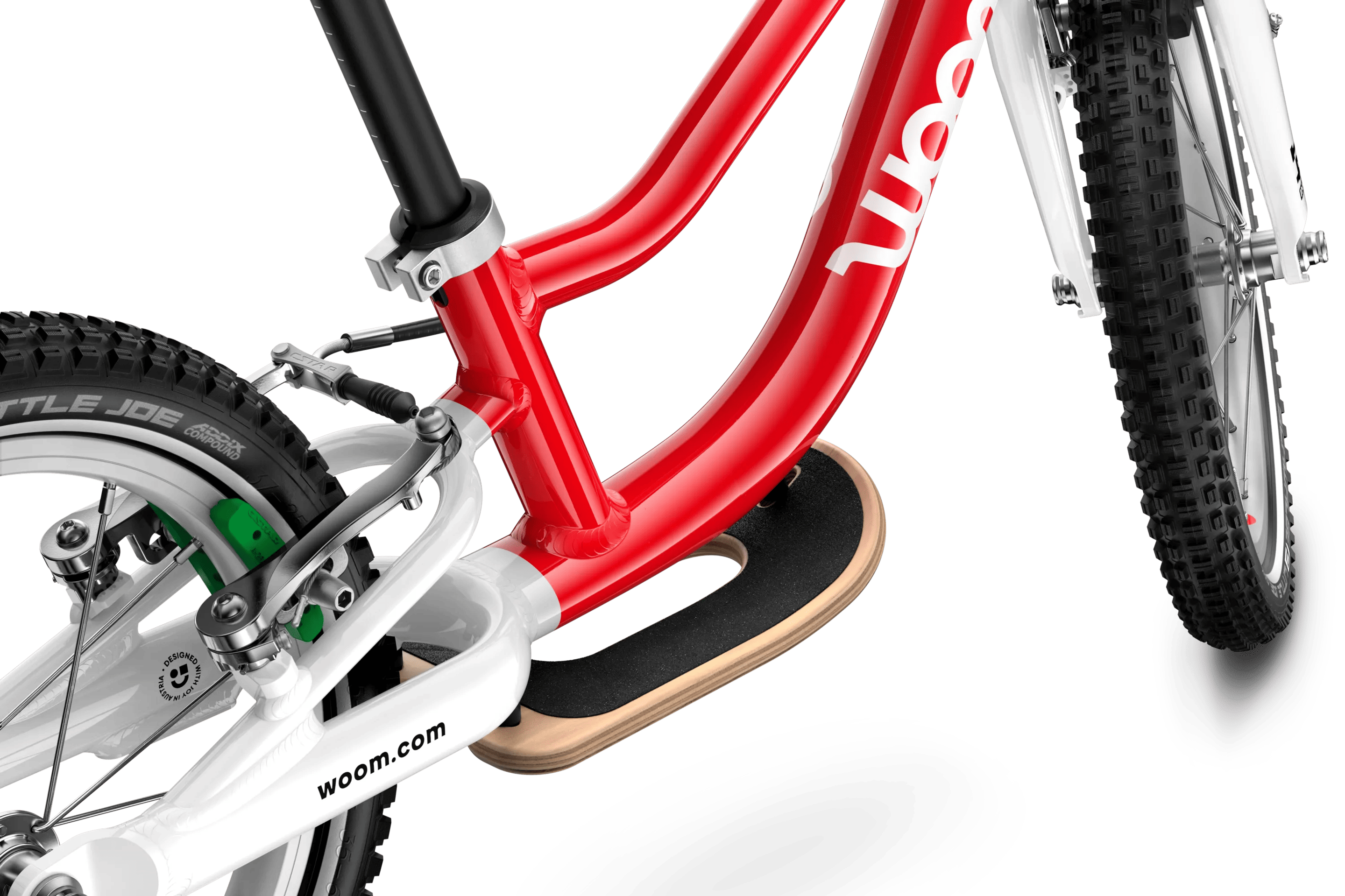 Detailaanzicht van de voorgemonteerde houten voetsteun op de woom GO 1 PLUS-loopfiets